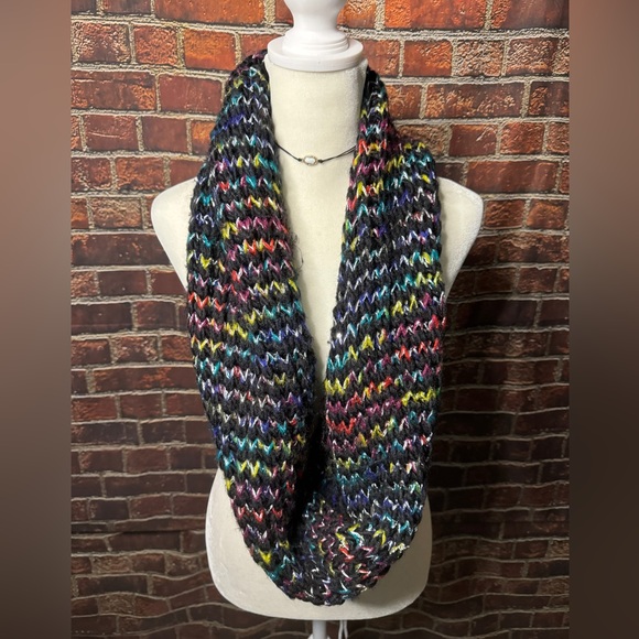 Chunky Knit Infinity Scarf - Picture 4 of 4